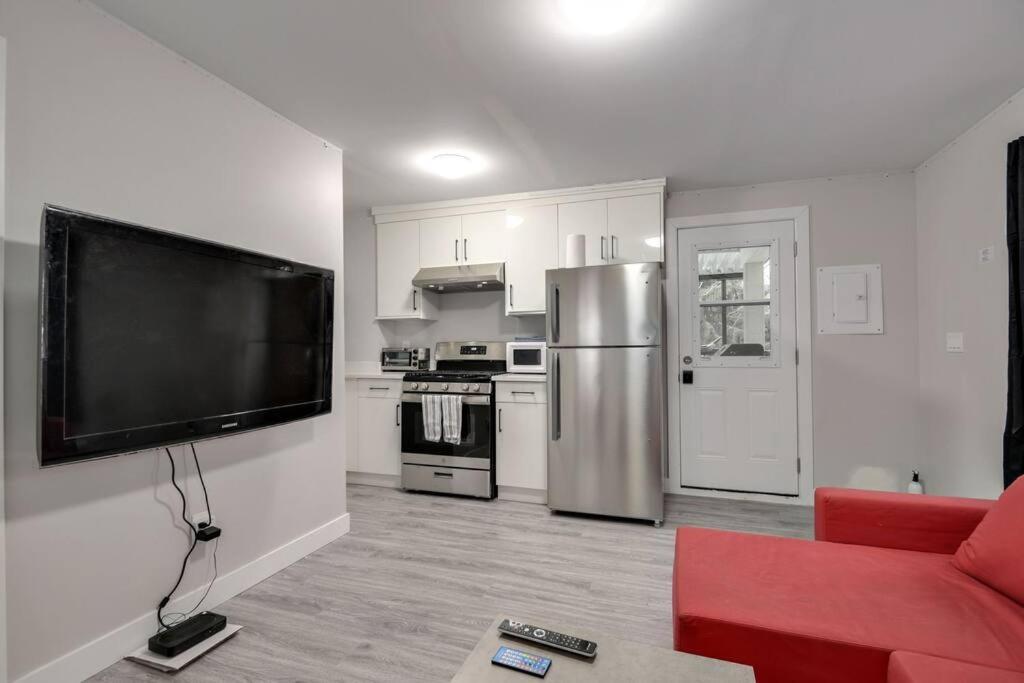 Seperate Back Basement Suites With Well Amenities Surrey Dış mekan fotoğraf